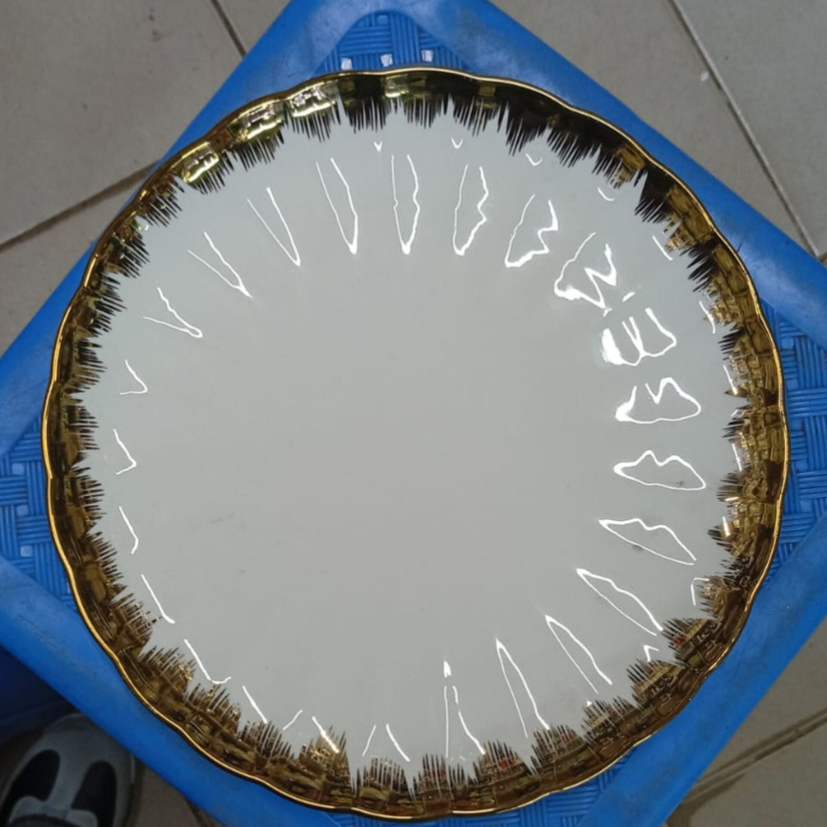 10 Inch Ceramic Shell Dinner Plate With Gold Details