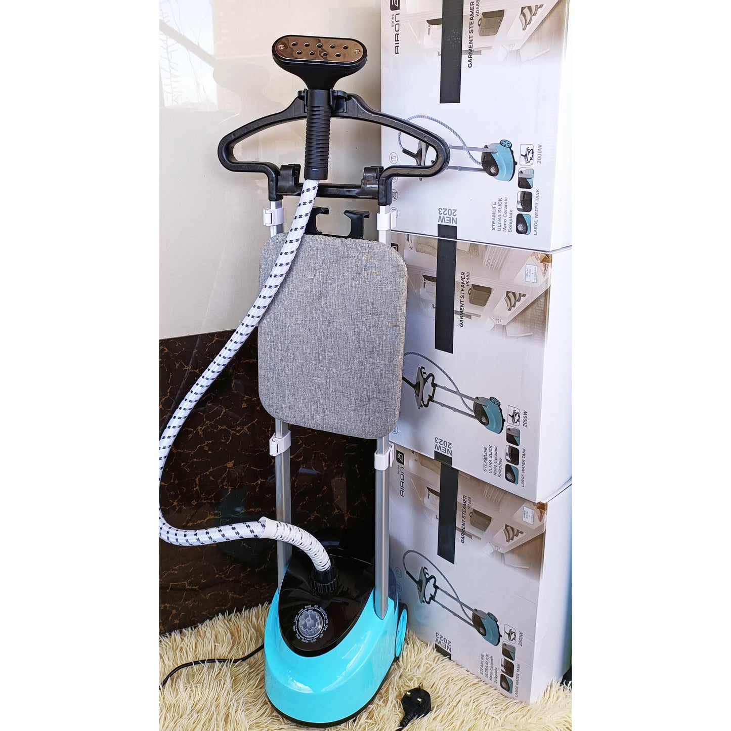 Garment steamer with humidifier