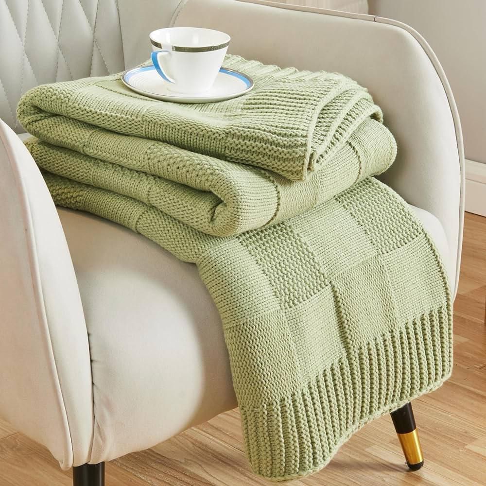 Knitted throw blanket