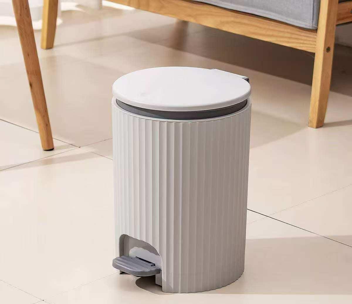 Ribbed foot pedal trash can