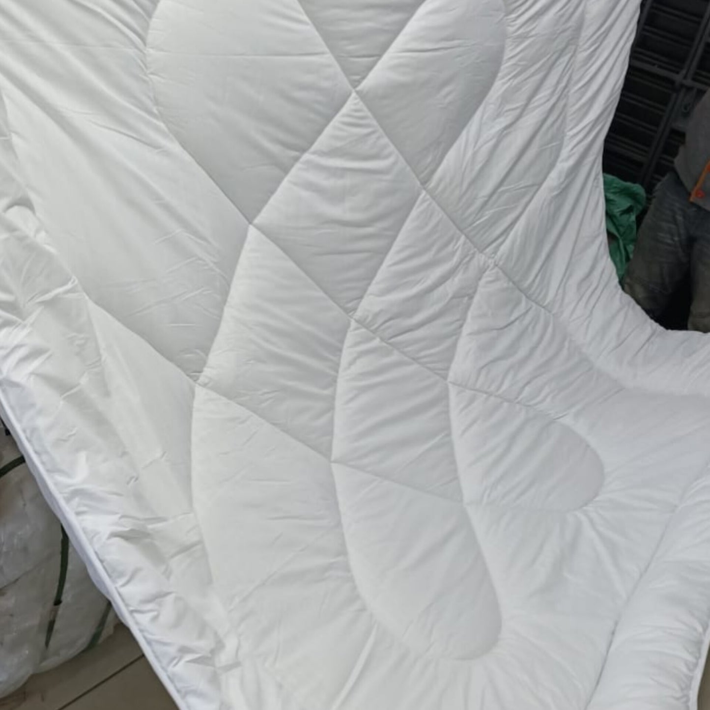 White 6*7 binded duvet set gha