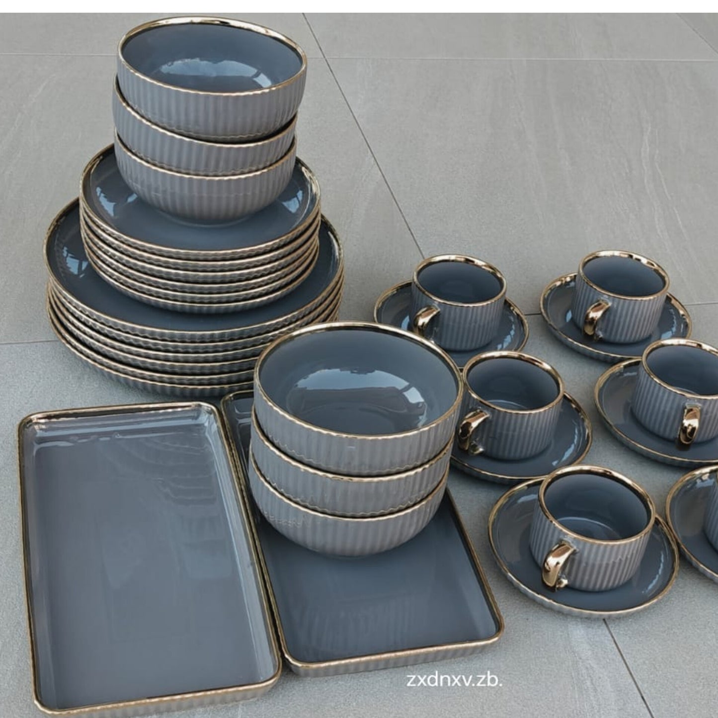 32 Piece Porcelain Dinner Set with Gold Trim