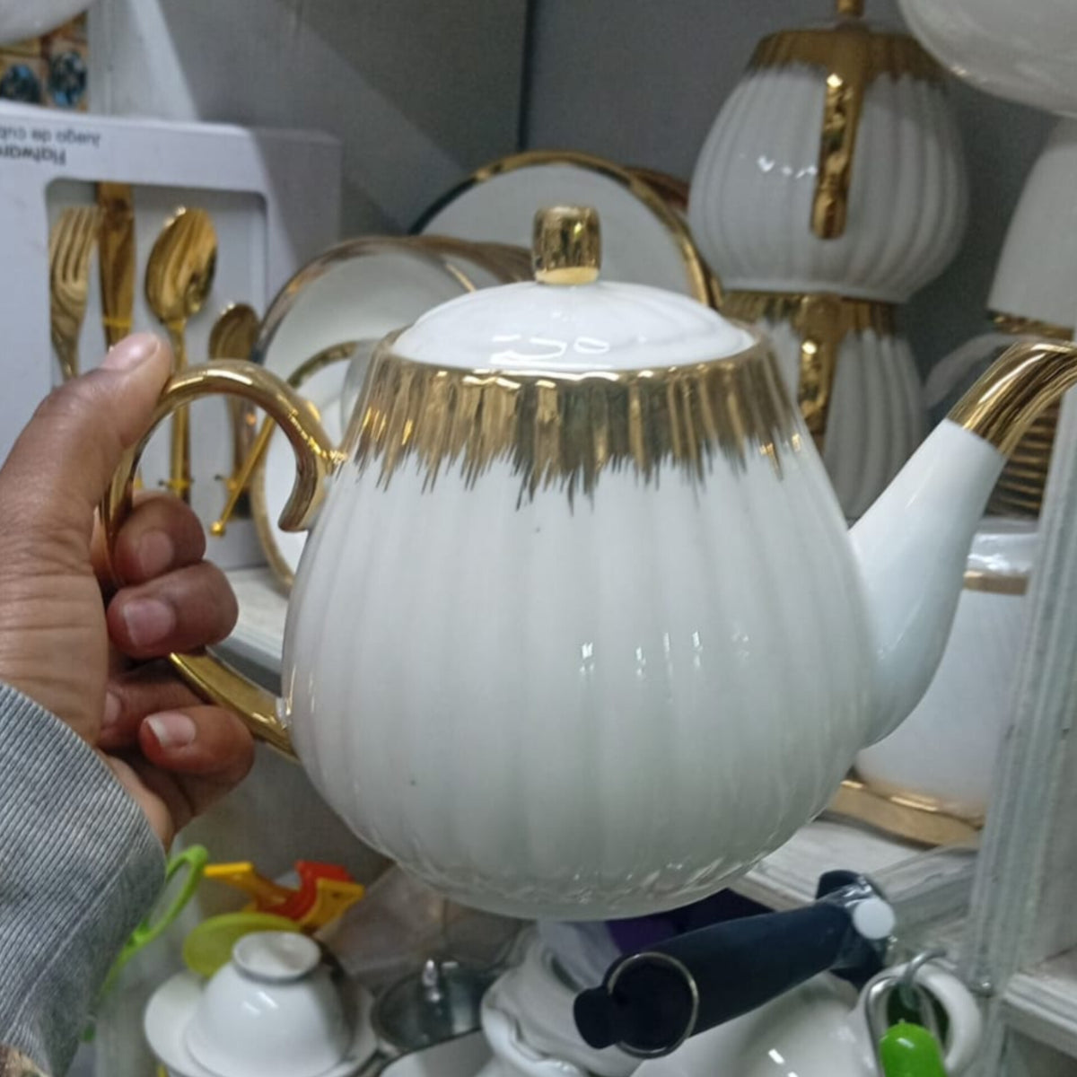 1L Gold Detail Porcelain Kettle
