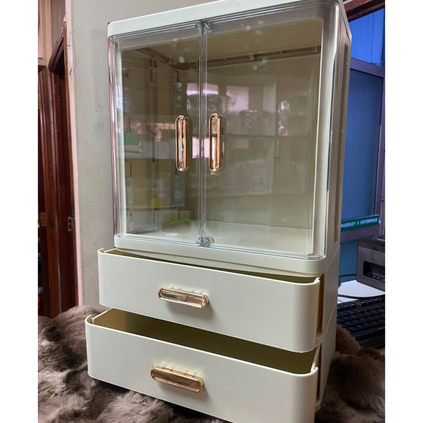 Plastic Lidded Acrylic Cosmetic Storage Cabinet