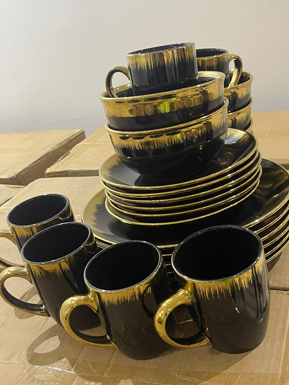 Black gold dinner set