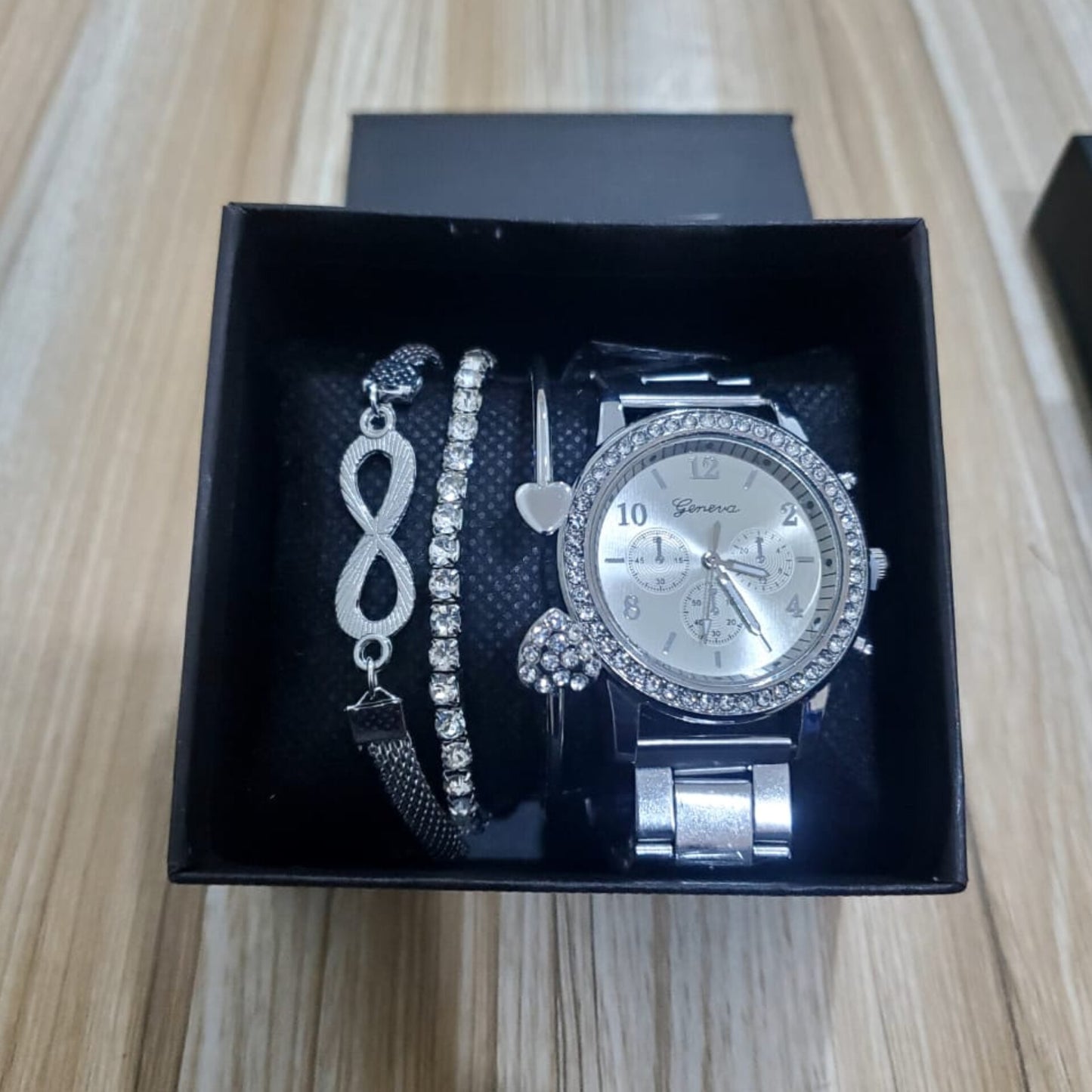 4Pcs Ladies Watch and Bracelet Gift Set