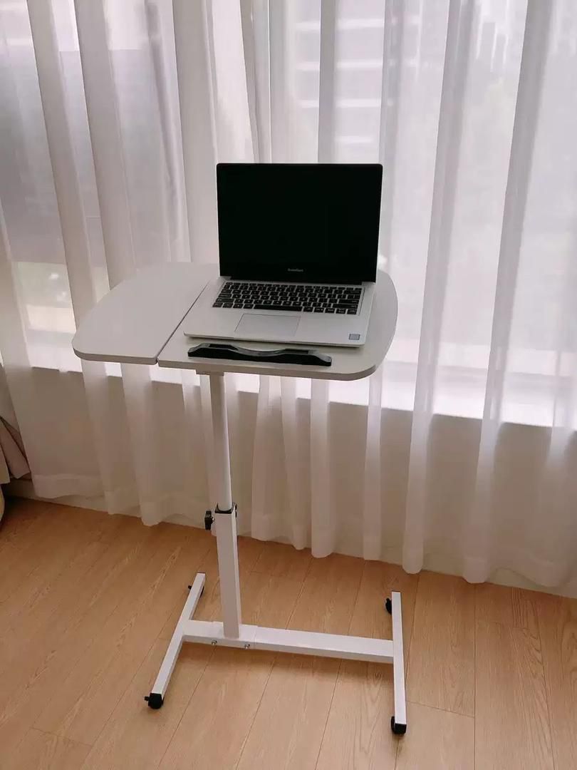 Adjustable overbed laptop table