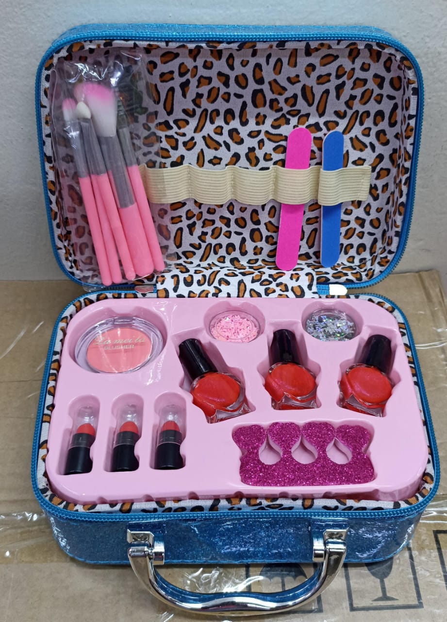 Non-toxic makeup bag