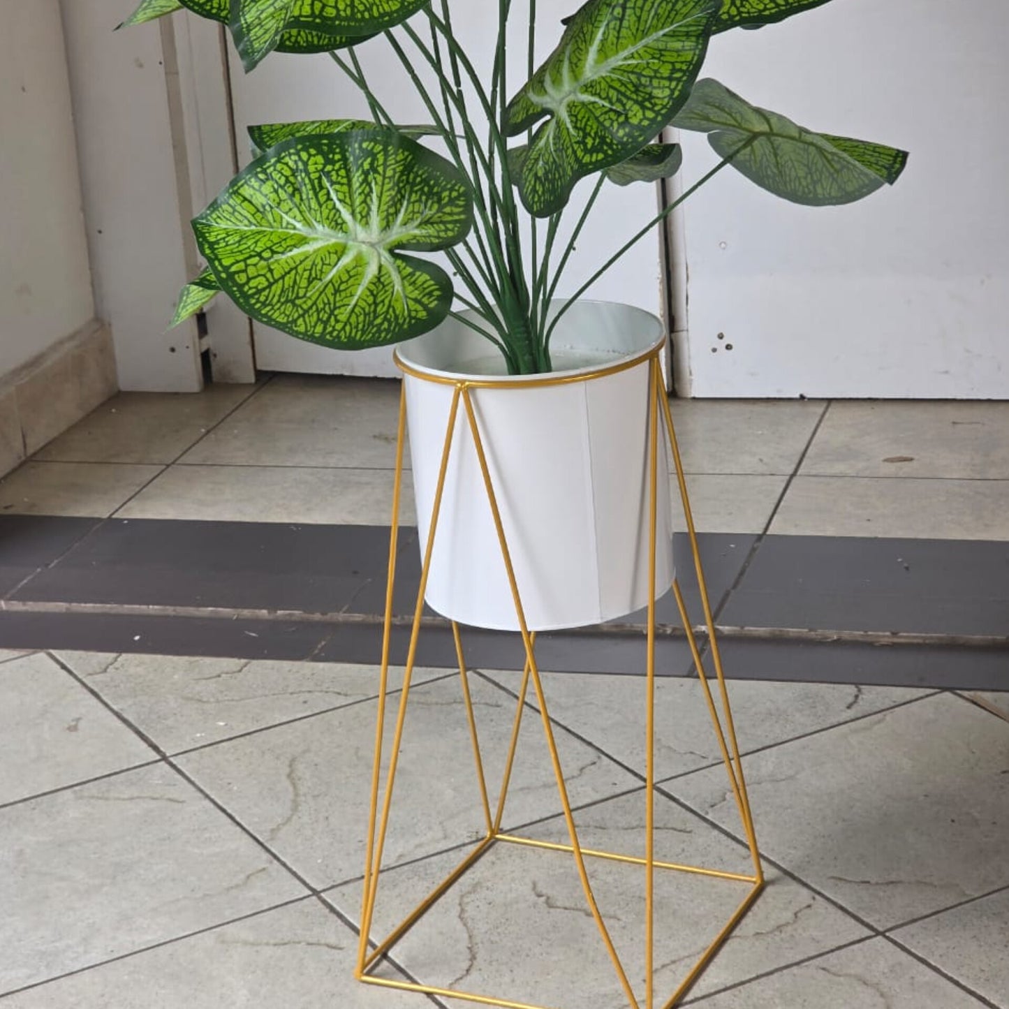 Metal iron planter with stand