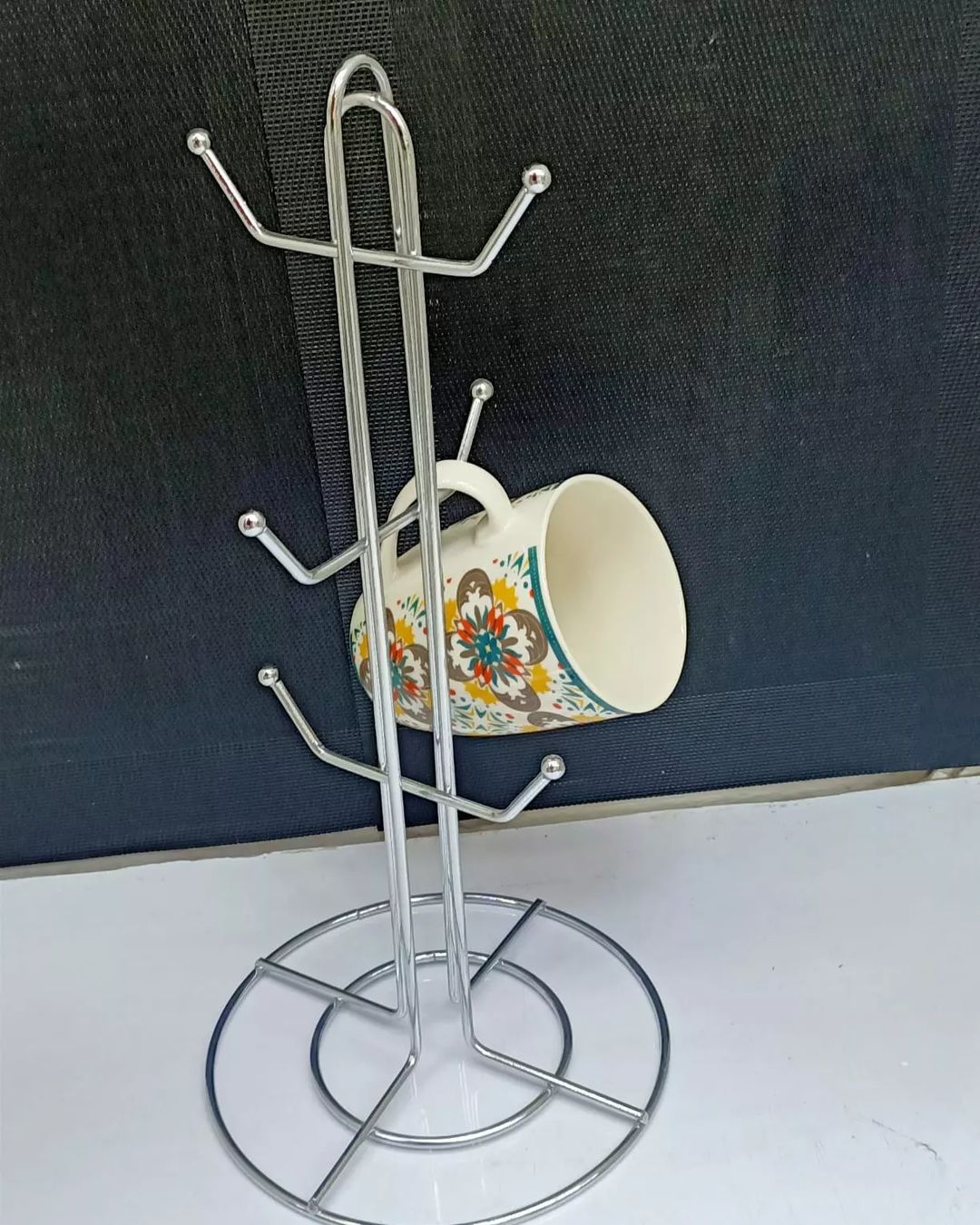 Metallic mug stand