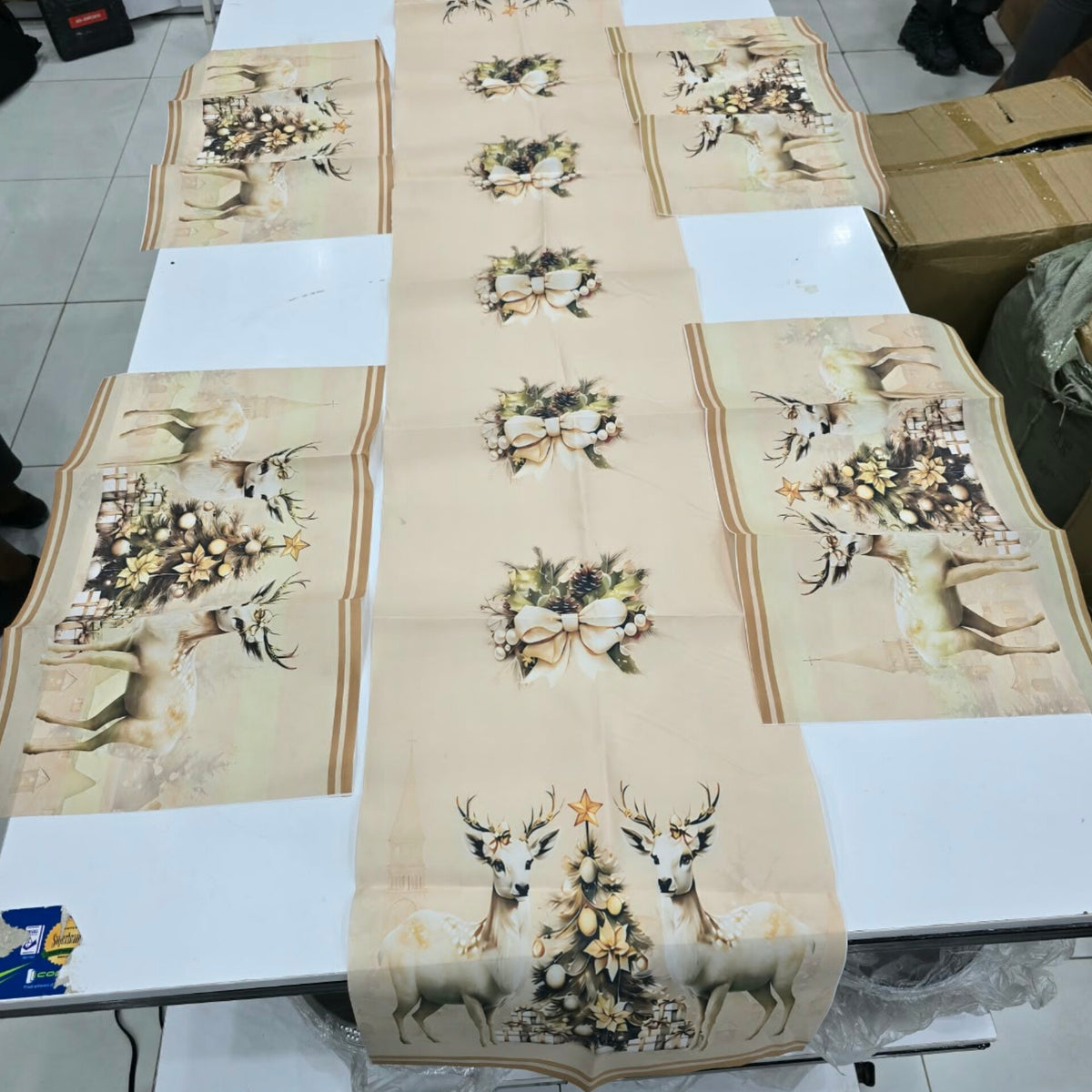 Christmas Polyester Table Runner With 4 Matching Table Mats Set |35*180Cm