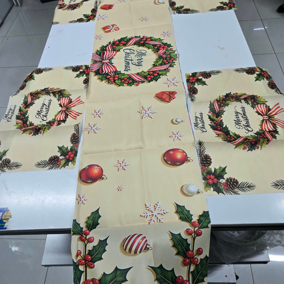 Christmas Polyester Table Runner With 4 Matching Table Mats Set |35*180Cm