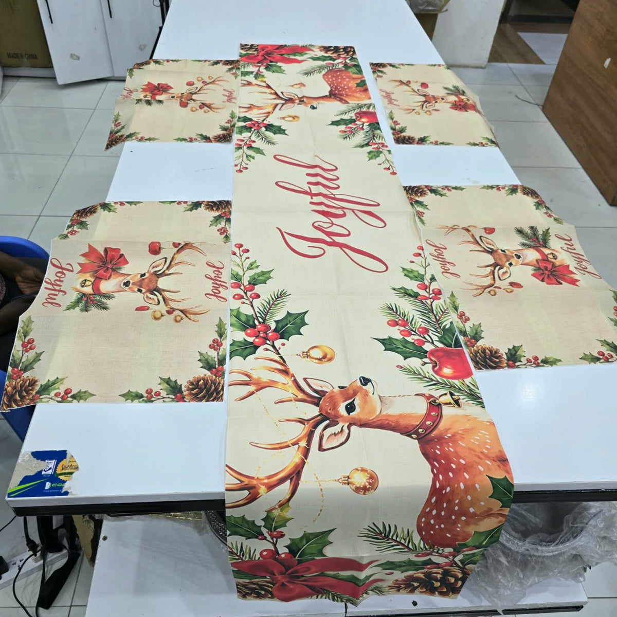 Christmas Polyester Table Runner With 4 Matching Table Mats Set |35*180Cm