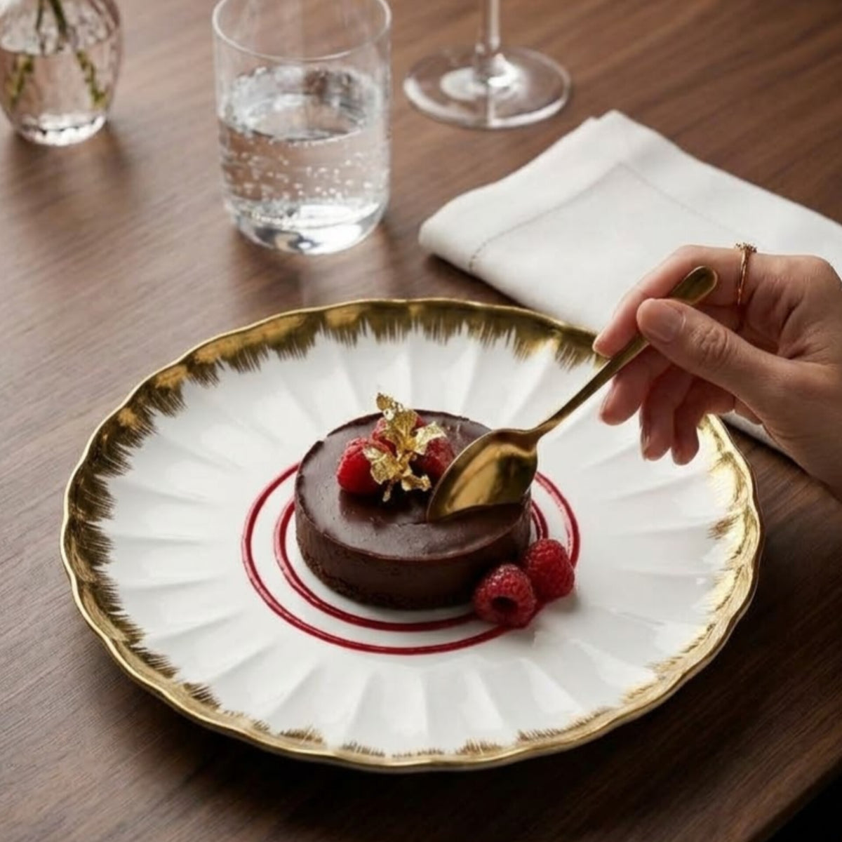 10 Inch Ceramic Shell Dinner Plate With Gold Details