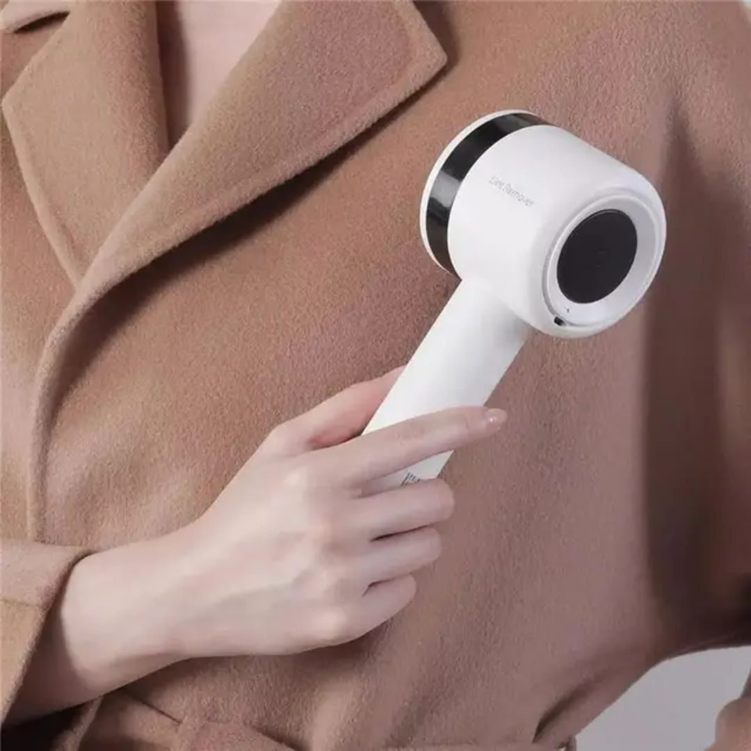 Rechargeable lint remover with roller