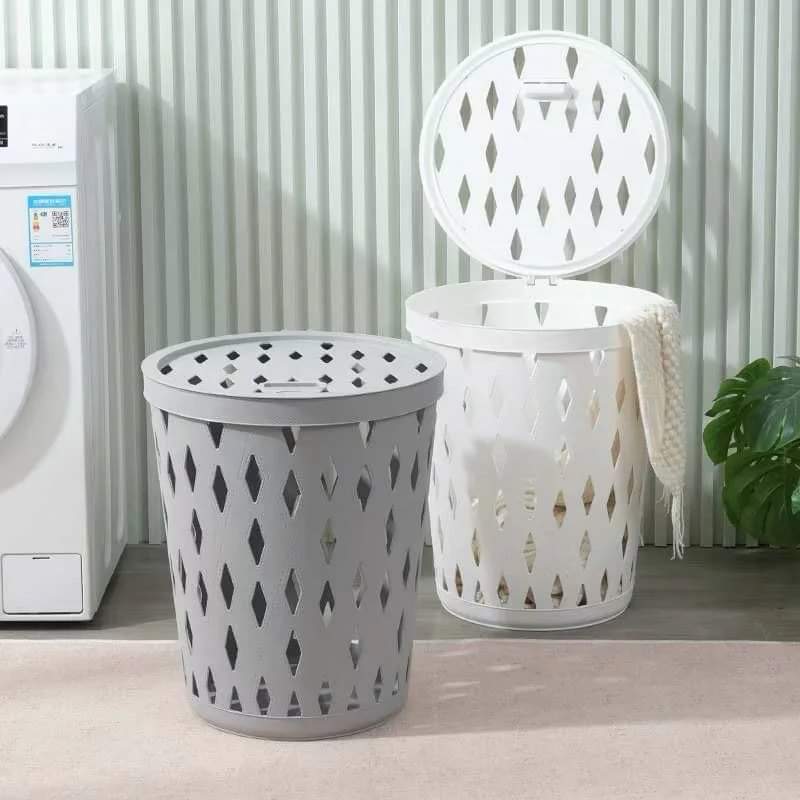 Laundry/storage basket with cover