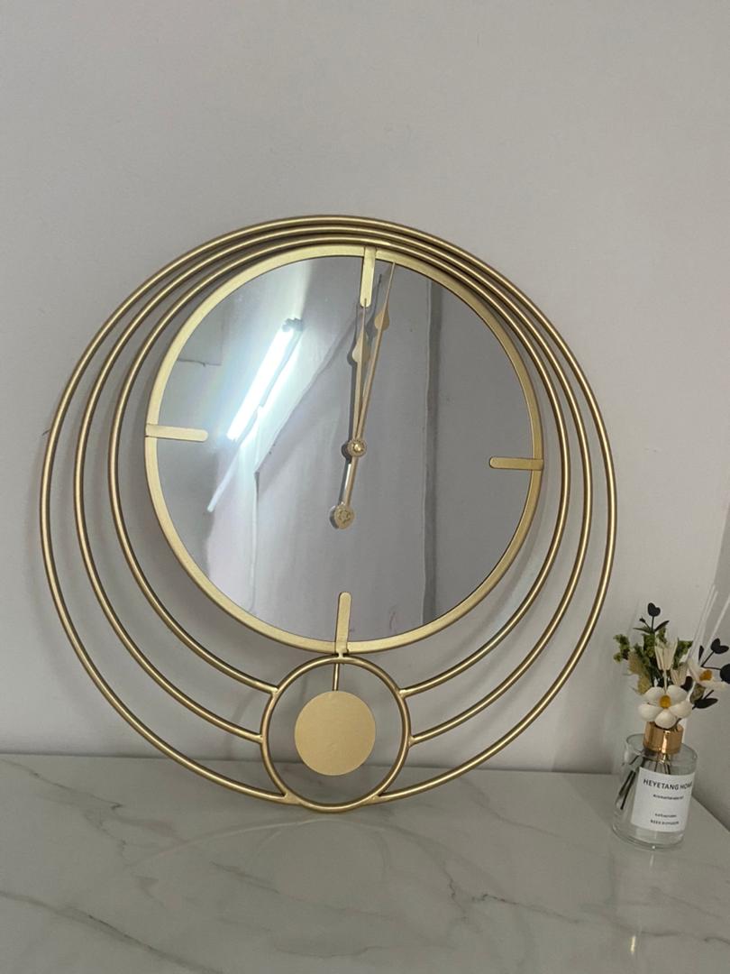 Decorative circular wall clock