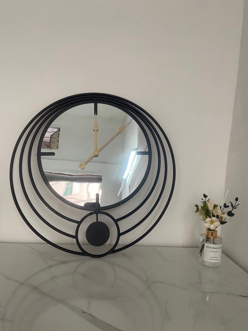 Decorative circular wall clock