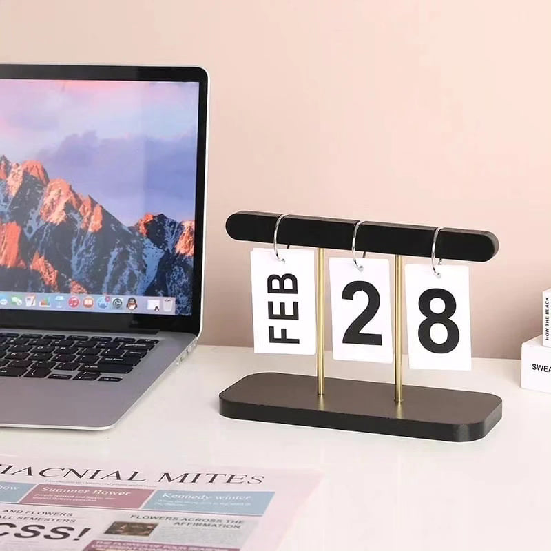 Decorative desk calendar