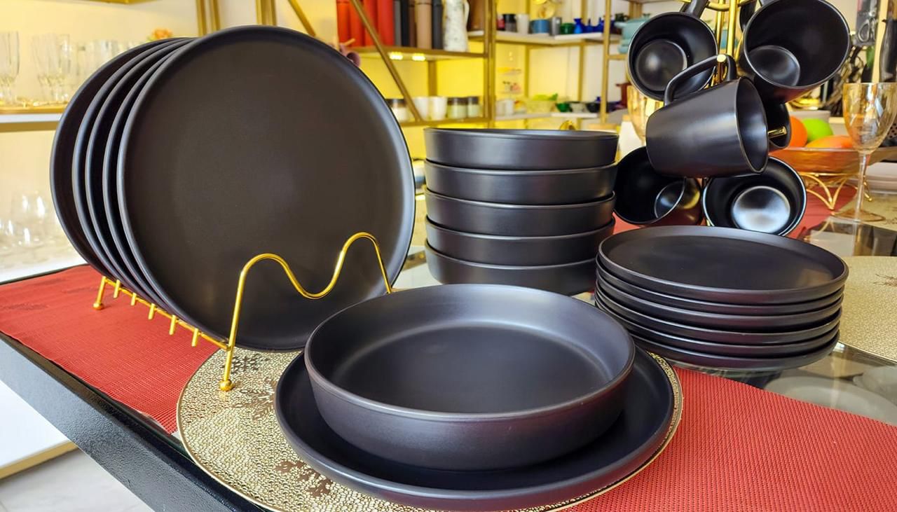 Black dinner set