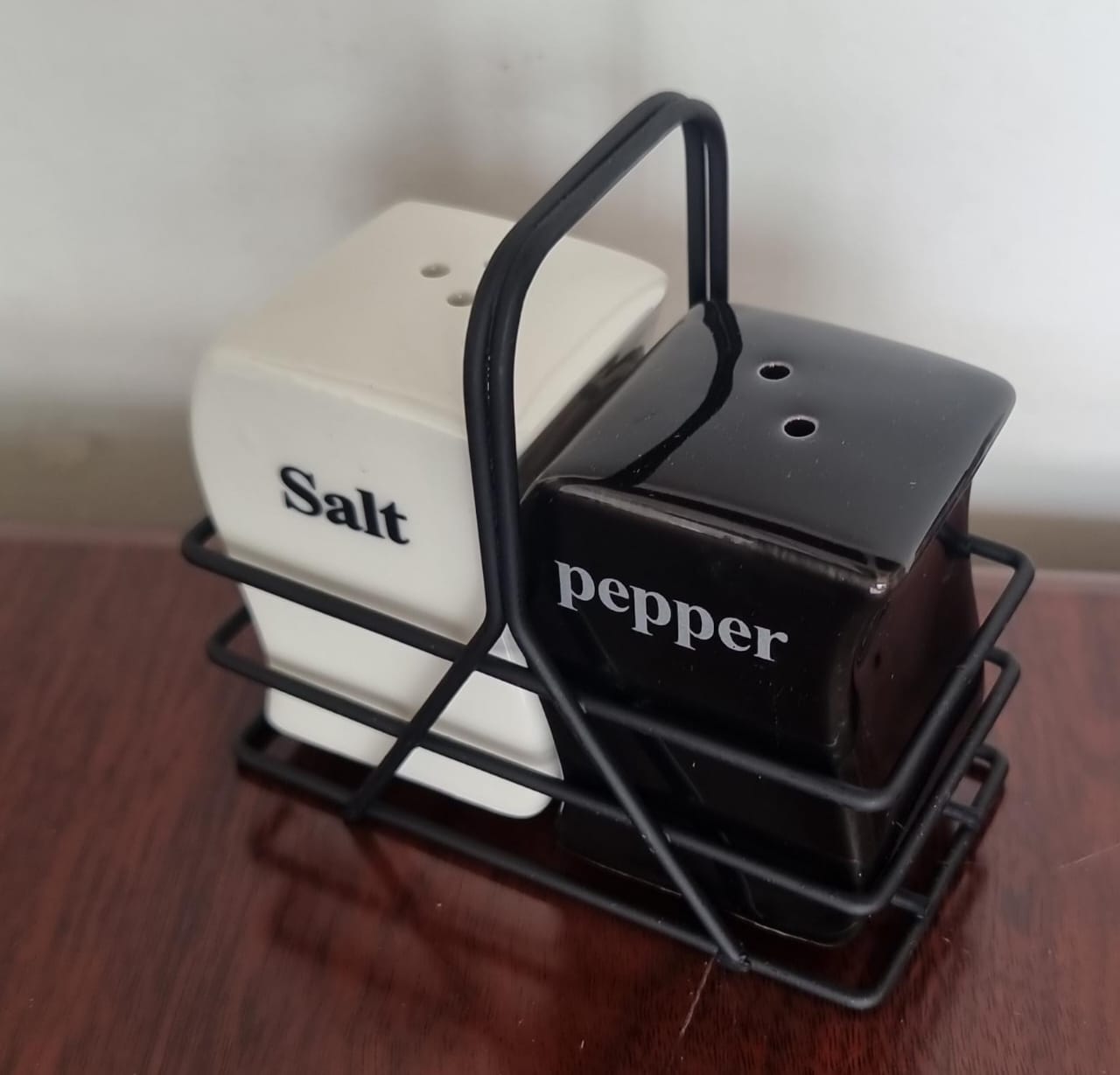 Salt and pepper shaker set  in black metal rack