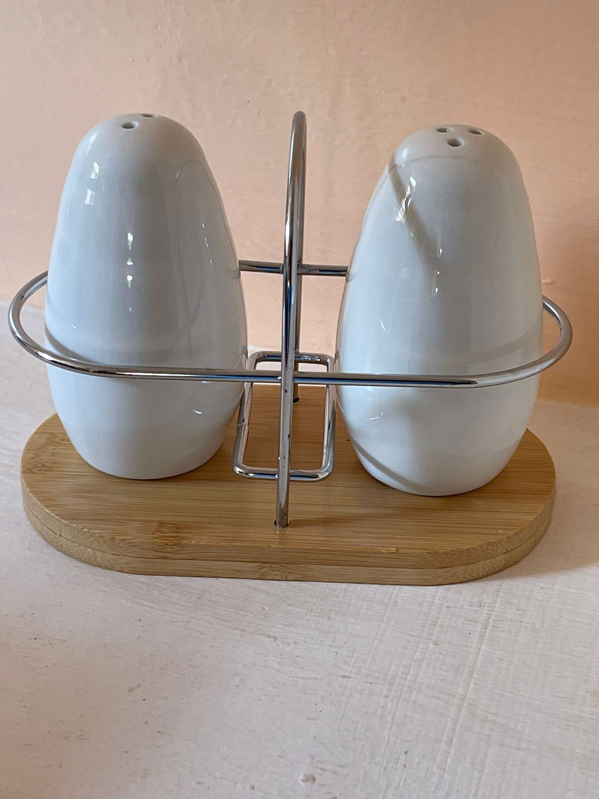 Salt shaker/pepper shaker set