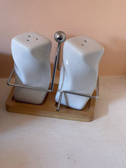 Salt shaker/pepper shaker set