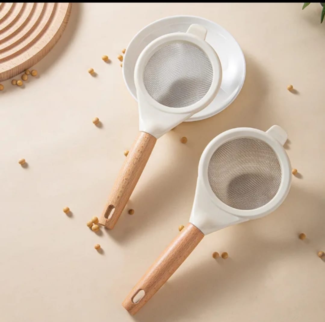 Wooden handle stainless mesh sieve