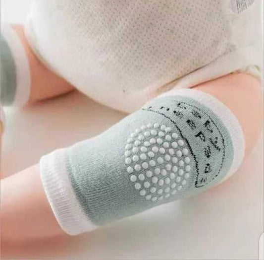 Stretchy free size crawl pads