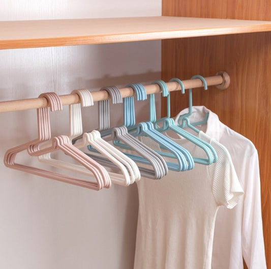 5pc plastic hangers