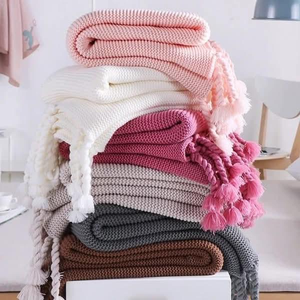 Knitted throw blanket