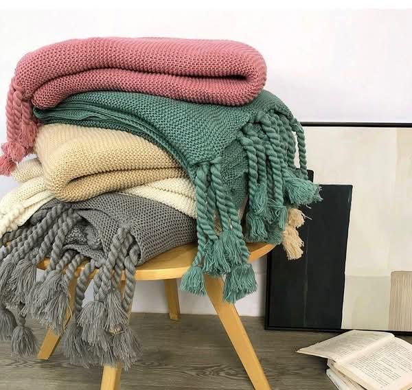 Knitted throw blanket