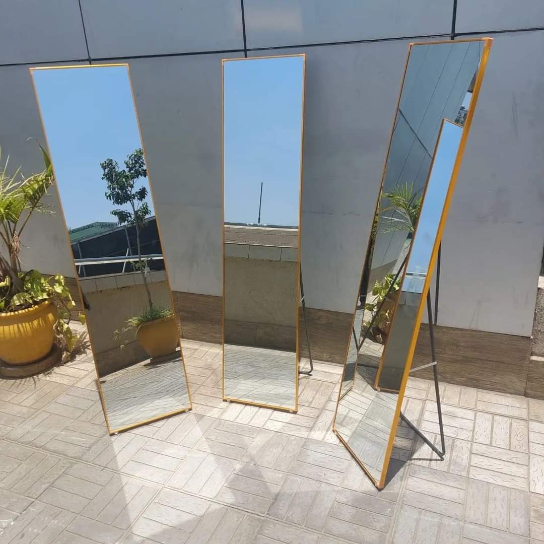 Standing dressing mirror