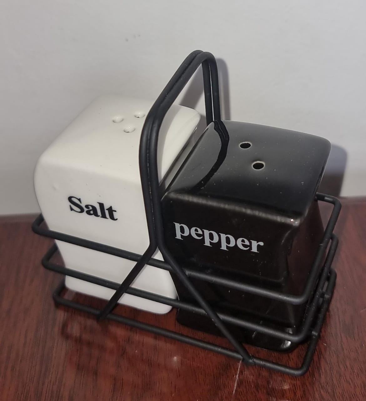 2 in 1 Salt and pepper shaker