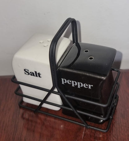 2 in 1 Salt and pepper shaker