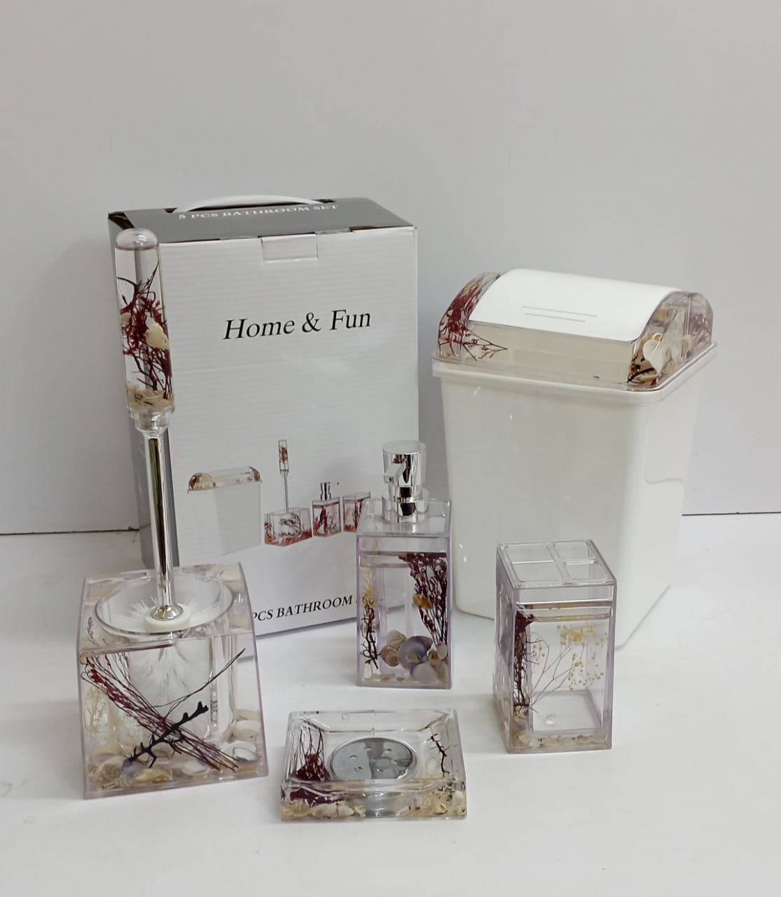 Bathroom accessories set