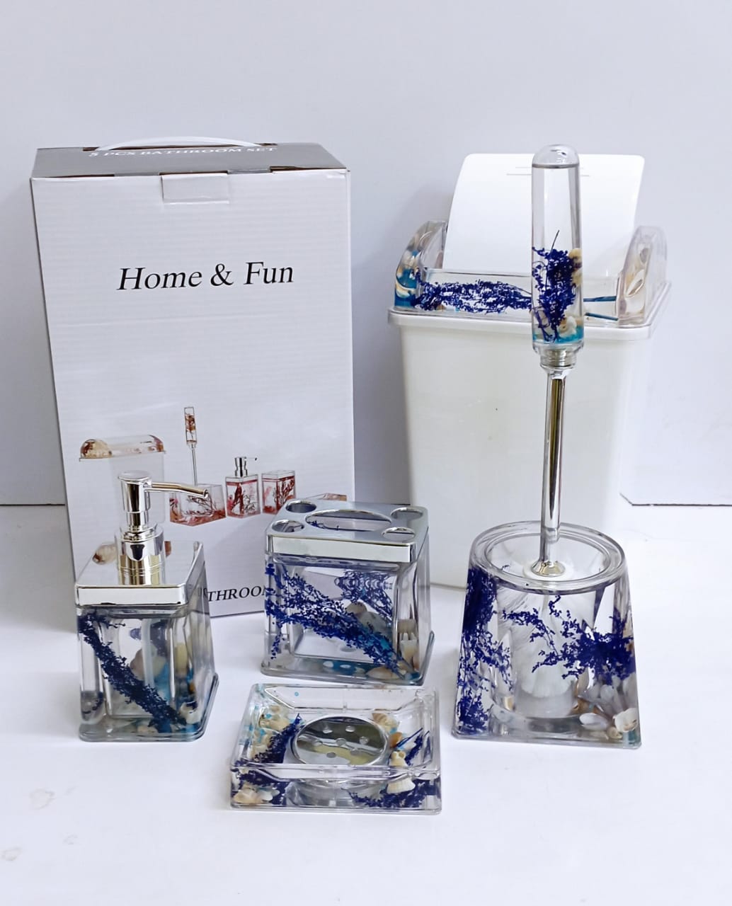 Bathroom accessories set