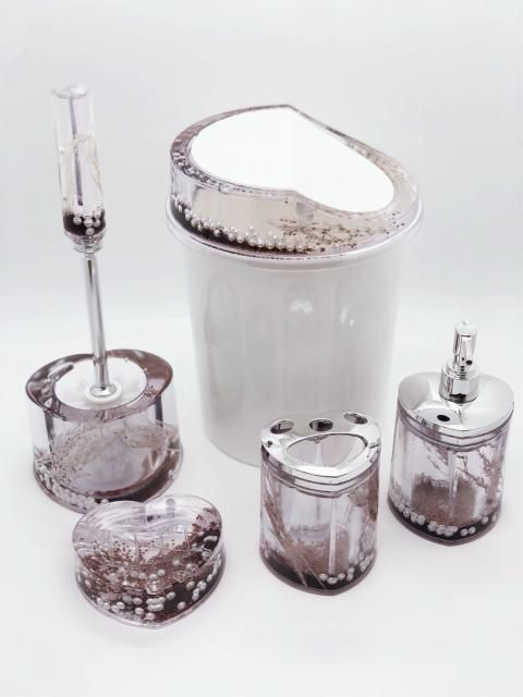 Bathroom accessories set