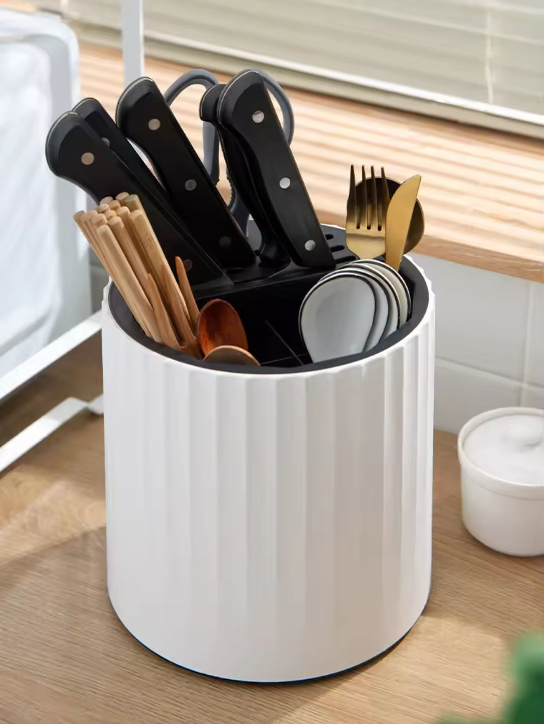 Rotating cutlery organizer