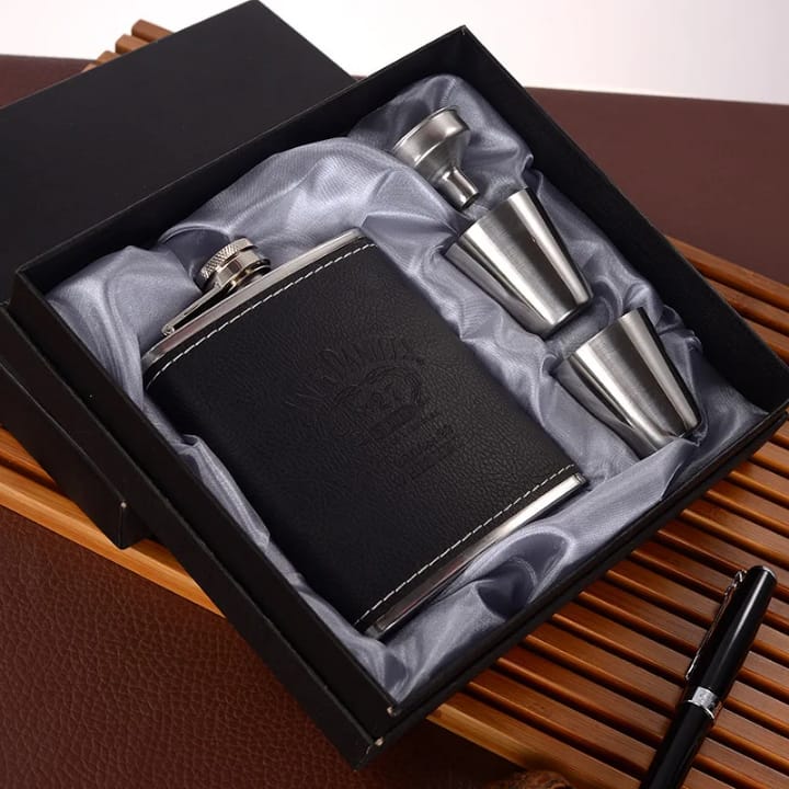 Hip flask with 2 tot cups gift