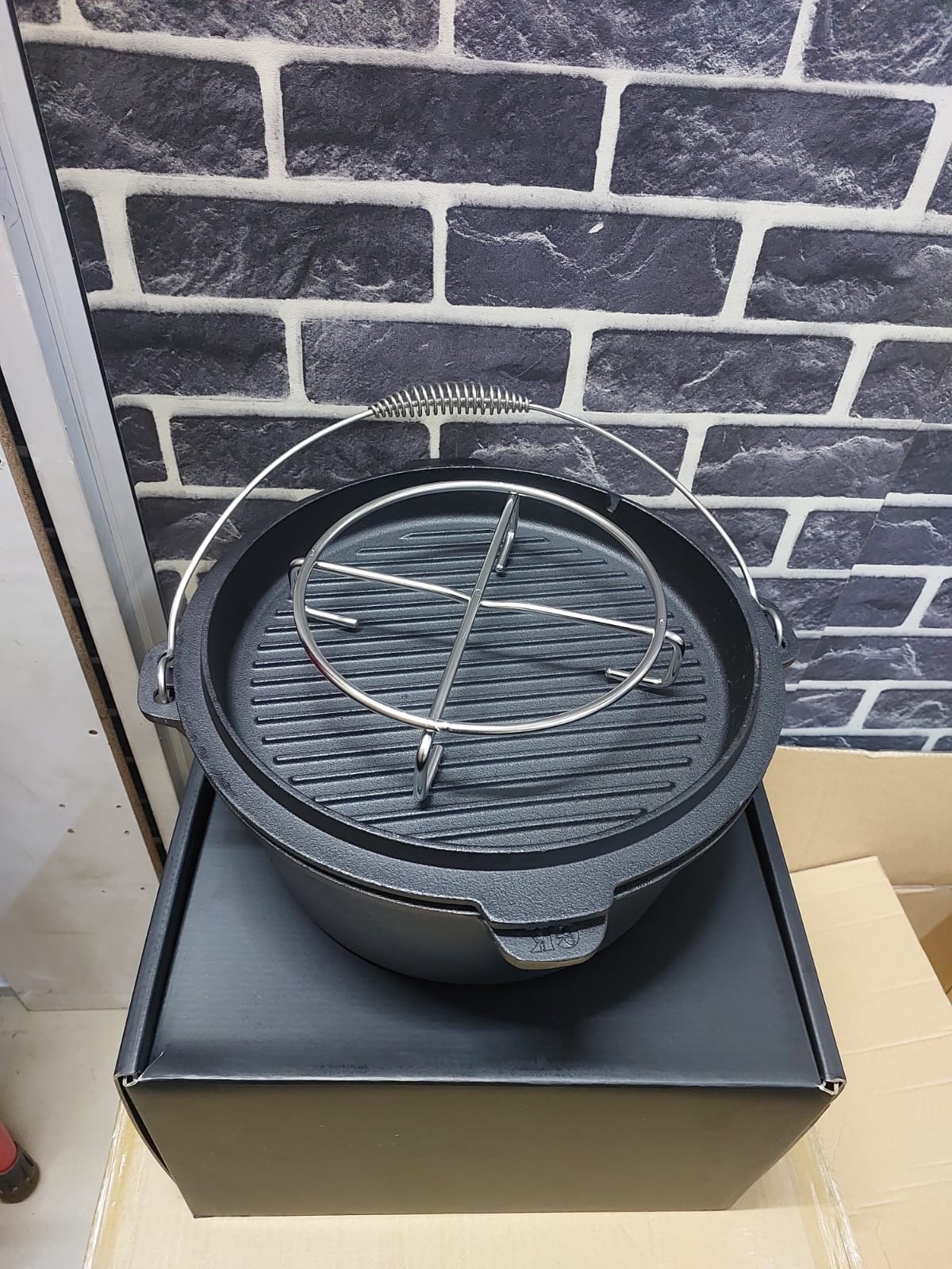 12 L Pre seasoned Cast Iron Dutch  Oven