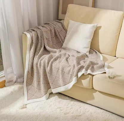 Knitted throw blankets