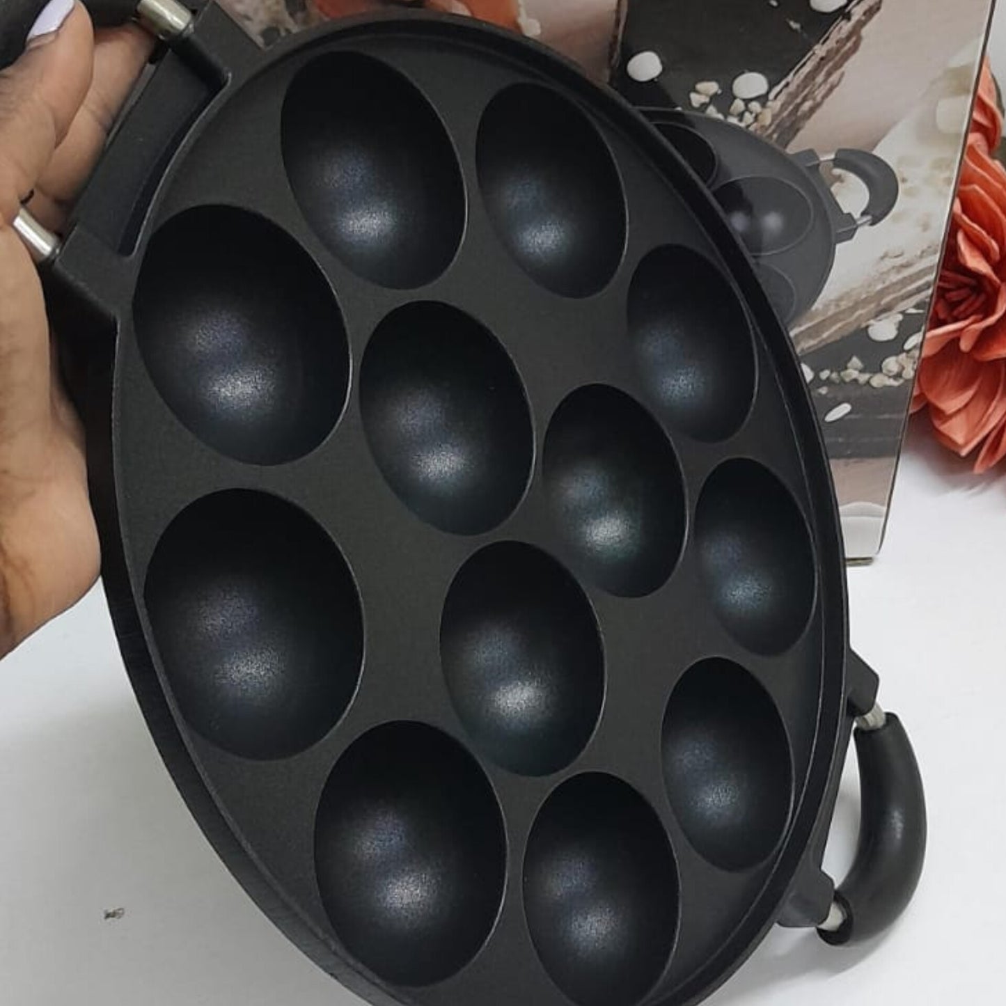 12 Hole Nonstick Round Baking Pan With lid