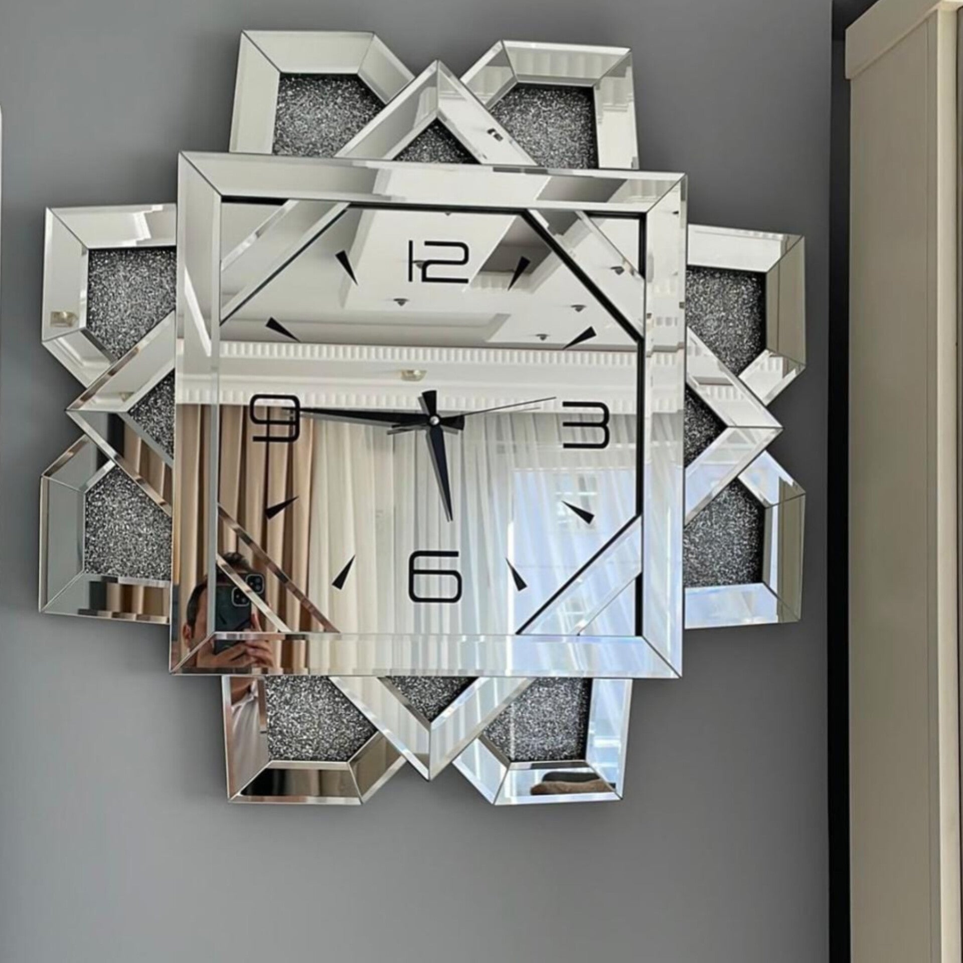 Decorative wall clock with geometric design 