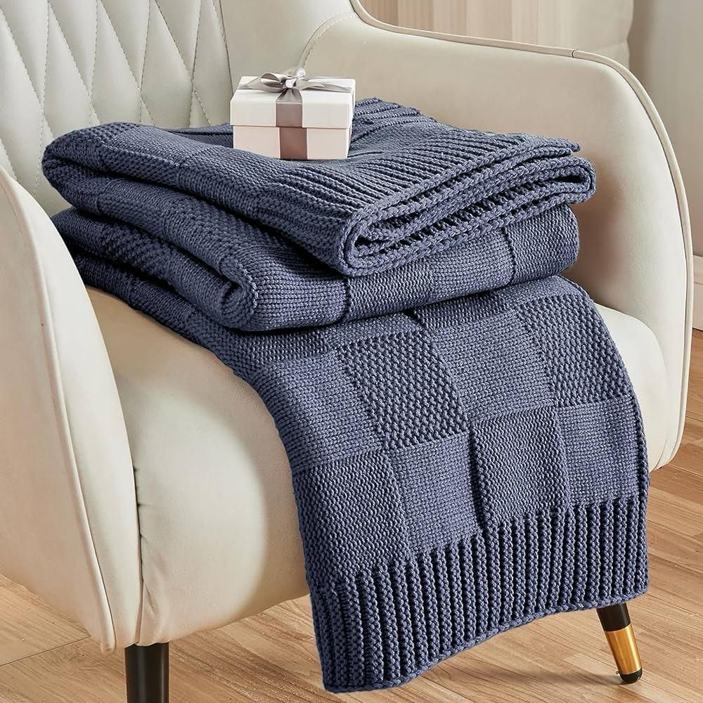 Knitted throw blanket