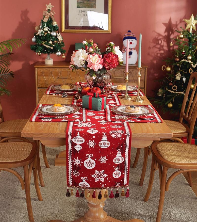 Jacquard Christmas Table Runner with 4 Table Mats