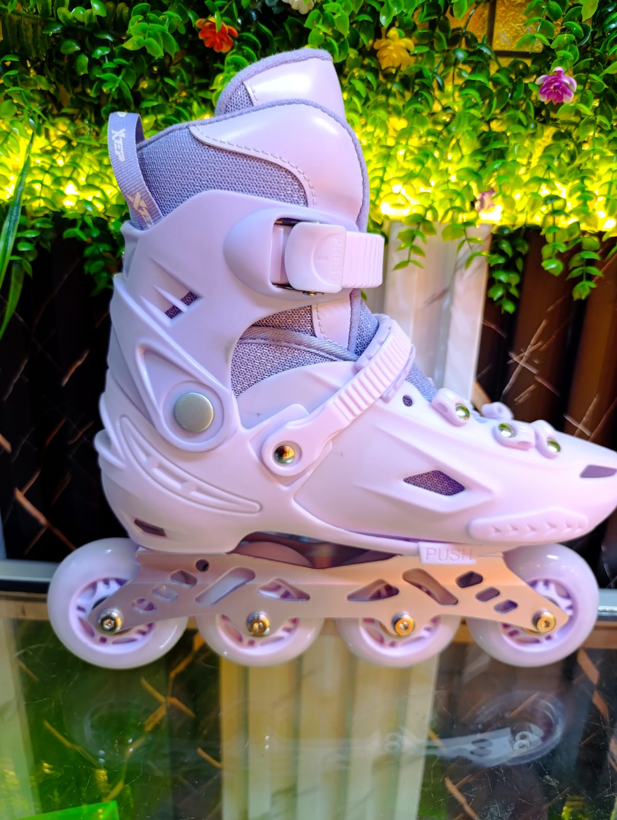 Skate shoes with rubber wheels