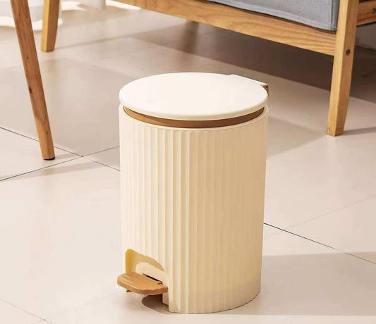 Ribbed foot pedal trash can