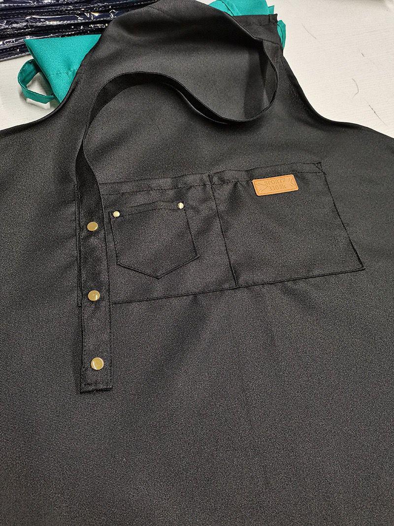 Unisex apron with pockets and adjustable neck strap