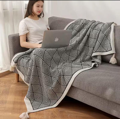 Knitted throw blankets